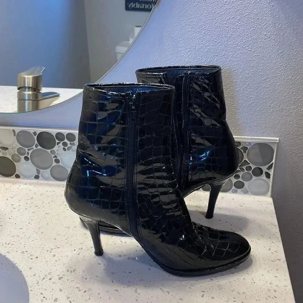 St John woman’s patent leather boots - Picture 15 of 15